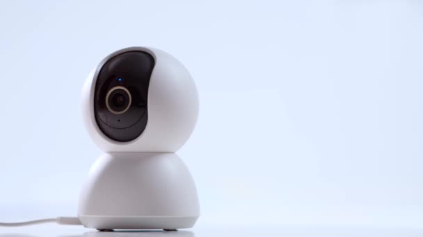 Moderna Telecamera Videosorveglianza Intelligente Ruota Movimenti Monitoraggio Uno Sfondo Bianco — Video Stock