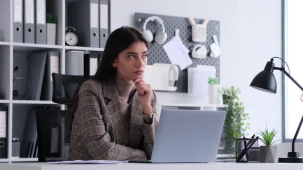 Mujer Negocios Caucásica Concentrada Que Reflexiona Lugar Trabajo Oficina Mientras — Vídeos de Stock
