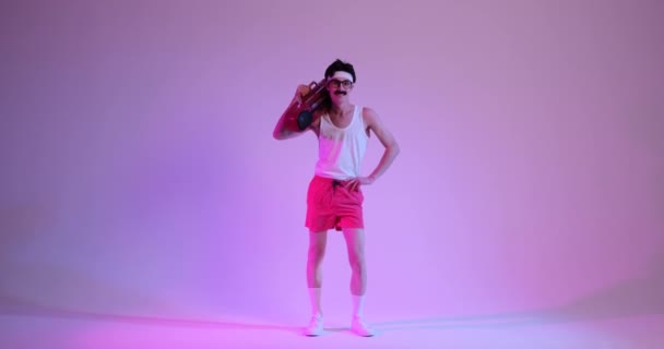 Φιλικός Αστείος Νεαρός Καυκάσιος Άντρας Του Στερεοφωνικό Χορεύει Ακούει Μουσική — Αρχείο Βίντεο