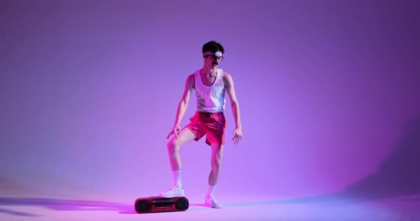 Engraçado Nerd Jovem Caucasiano Homem Dançando Discoteca Usando Gueto Blaster — Vídeo de Stock