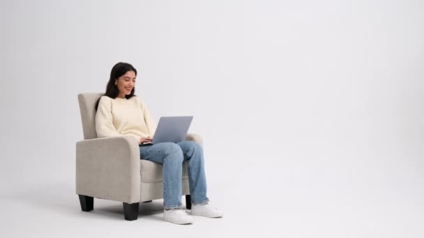 Pozitif Kadın Beyaz Bir Arka Planda Koltukta Otururken Dizüstü Bilgisayar — Stok video
