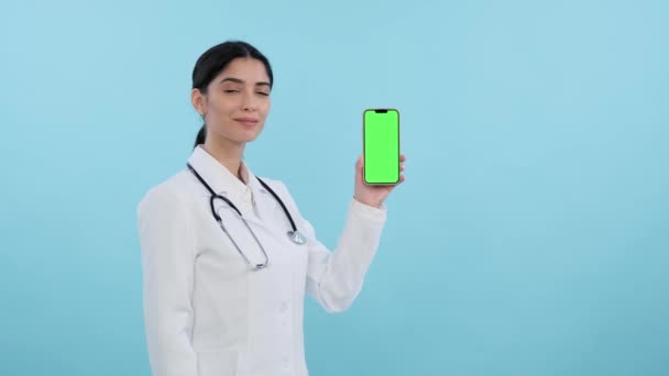 Alegre Doctora Enfermera Sosteniendo Teléfono Con Una Pantalla Verde Sobre — Vídeo de stock