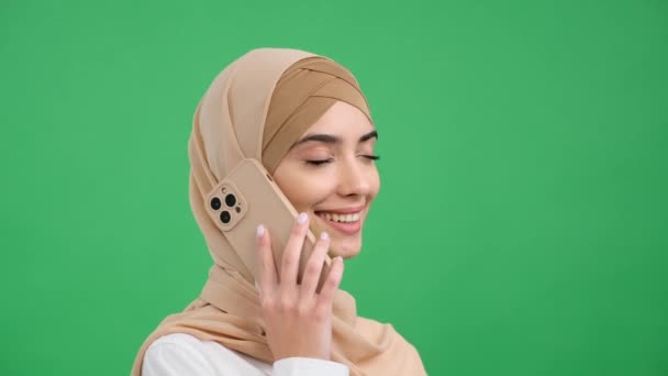 Portret Pozytywnej Muzułmanki Rozmawiającej Przez Telefon Uśmiechem Zielonym Lub Chromowym — Wideo stockowe