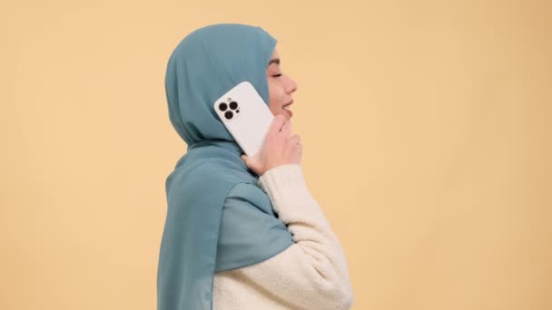 Perfil Retrato Uma Mulher Muçulmana Árabe Vestida Com Hijab Fala — Vídeo de Stock