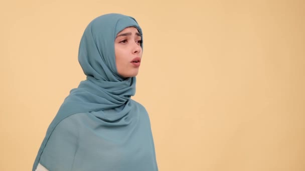 Ritratto Una Donna Araba Triste Seria Hijab Sfondo Beige Signora — Video Stock