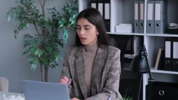 Хвора Кавказька Молода Жінка Сидить Столом Сучасному Офісі Працює Ноутбуком — стокове відео