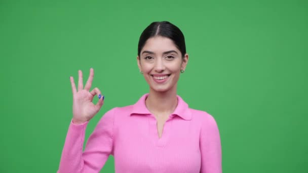 Zelfverzekerd Vriendelijk Kaukasisch Vrouwenportret Met Goed Handgebaar Met Brede Glimlach — Stockvideo