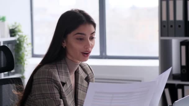 Porträt Einer Fröhlichen Lächelnden Kaukasischen Büroangestellten Die Büro Mit Papieren — Stockvideo