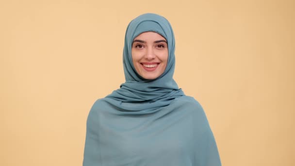 Ritratto Positivo Una Donna Musulmana Sorridente Hijab Che Guarda Telecamera — Video Stock