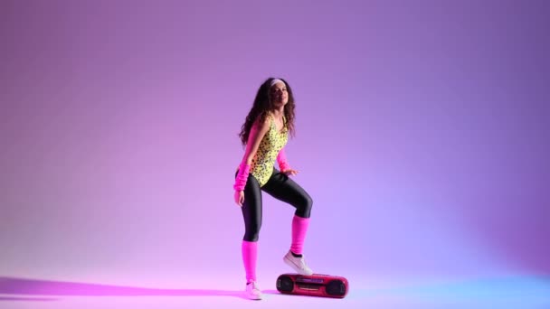 Wibracje Lat Tych Energiczna Kobieta Tańczy Getto Lasterem Żywym Fioletowym — Wideo stockowe