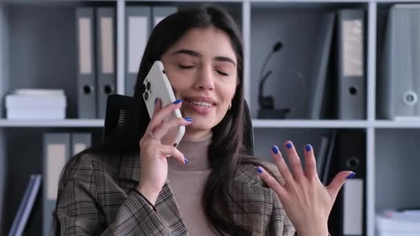 Mulher Caucasiana Feliz Falando Por Telefone Descansando Escritório Desfrutando Conversa — Vídeo de Stock