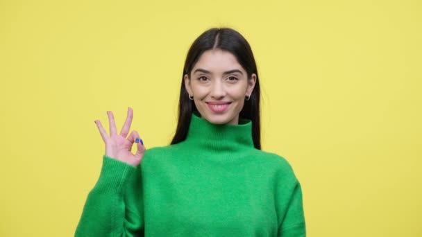 Joyeux Sympathique Jeune Femme Caucasienne Faire Signe Confirmation Sur Fond — Video