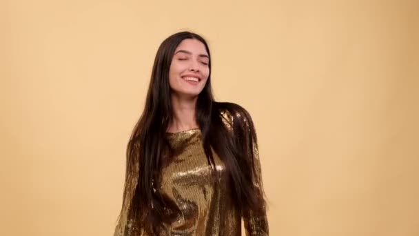 Mulher Caucasiana Excitada Ativa Vestido Dançando Sorrindo Uma Festa Discoteca — Vídeo de Stock