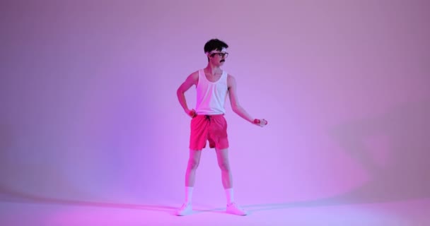 재미있는 스포츠복에 코카서스 자주색 배경에 운동을 양서류 피트니스 체육관 — 비디오
