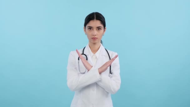 Ciddi Bir Doktor Dur Işaretini Kollarını Çapraz Yapıp Kafasını Sallayarak — Stok video