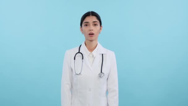 ラボコートのウプセト コーカサス人女性医師は青い背景に失望している 悲しい医師 不幸なプロの医師 悪いニュース 悲しみの概念 — ストック動画
