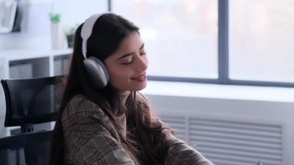 Jonge Blanke Vrouw Werknemer Luisteren Muziek Hoofdtelefoon Zingen Met Behulp — Stockvideo