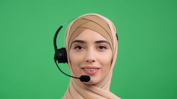 Retrato Una Mujer Árabe Una Operadora Soporte Técnico Línea Usando — Vídeos de Stock