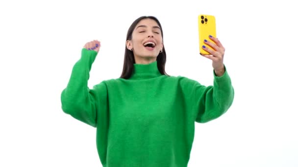 一个快乐的白人女人用电话在电视上说话 站在白色背景上的画像 与朋友聊天 远程交流 — 图库视频影像