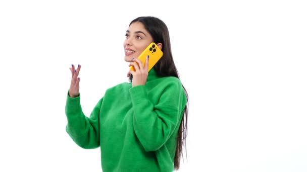 一个快乐的 面带微笑的年轻白人女人的画像 她用白色背景的电话交谈 远程对话 虚拟通信 — 图库视频影像