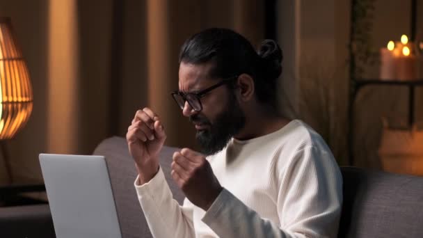 Homem Indiano Feliz Com Laptop Alegra Por Ganhar Prêmio Boas — Vídeo de Stock