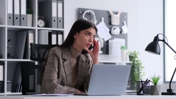 思慮深い白人女性会計士は オフィスで働くことに疑問を抱いている ビジネスリサーチ 問題に焦点を当て 企業戦略を分析する — ストック動画