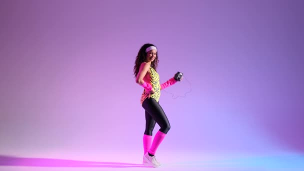 Mulher Elegante Com Estéreo Pessoal Retro Dança Energeticamente Contra Pano — Vídeo de Stock