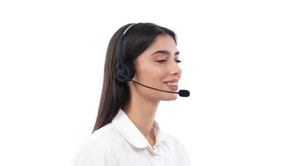 一个友善的白人妇女呼叫中心代理与客户或客户交谈 使电话推销的白色背景的肖像 — 图库视频影像
