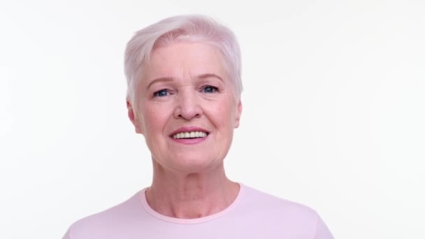 Έκπληκτος Καυκάσιος Γυναίκα Συνταξιούχος Αναφωνεί Wow Λευκό Φόντο Ηλικιωμένη Γυναίκα — Αρχείο Βίντεο