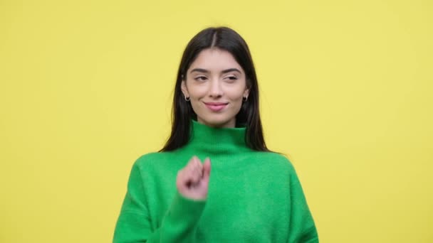 Ευτυχισμένη Καυκάσια Νεαρή Γυναίκα Δείχνει Παιχνιδιάρικα Σουτ Χειρονομία Δάχτυλο Στα — Αρχείο Βίντεο