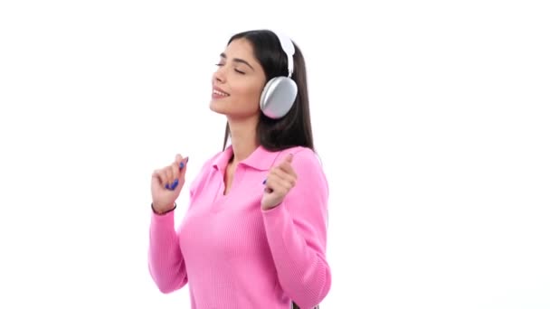 Pozytywna Biała Kobieta Tańcząca Słuchająca Muzyki Słuchawkami Białym Tle Zabawa — Wideo stockowe