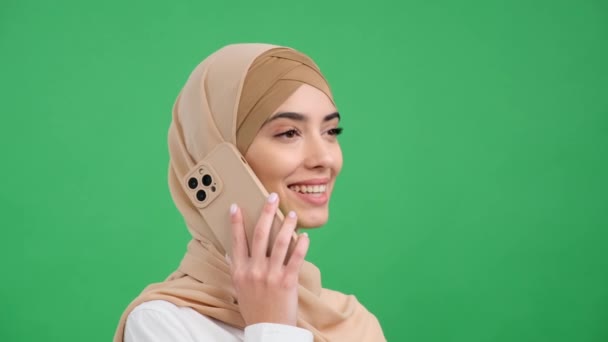 Olumlu Gülümseyen Arap Kadın Yeşil Bir Arkaplanda Telefonla Konuşuyor Modern — Stok video