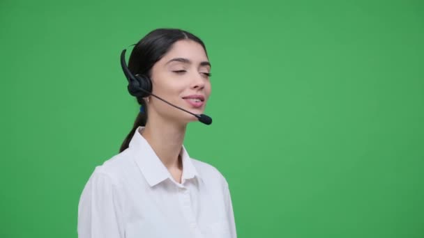 陽気な白人女性コールセンターの従業員がヘッドセットを着用し コピースペースで緑の背景について話すプロフィールの肖像画 リモートサポート 支援コンセプト — ストック動画
