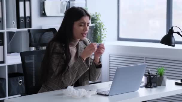Sorglig Kaukasisk Kvinna Nyser Servett När Arbetar Kontoret Med Laptop — Stockvideo