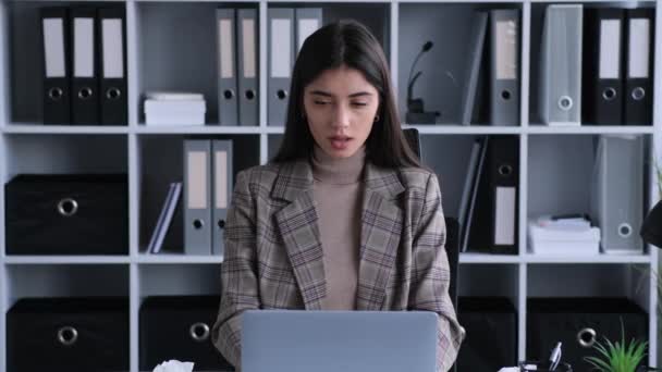 Ongezonde Zieke Blanke Jonge Vrouwelijke Ondernemer Werkt Met Laptop Kantoor — Stockvideo