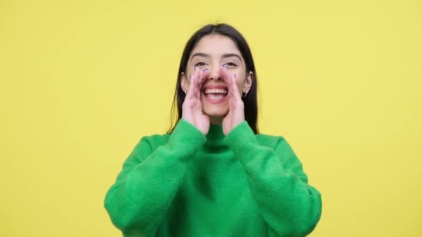 Felice Sorridente Giovane Donna Caucasica Commessa Gridando Altoparlante Mano Facendo — Video Stock
