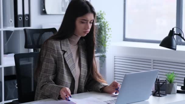 Giovane Donna Caucasica Stressata Seria Che Lavora Con Documenti Laptop — Video Stock
