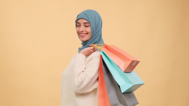 Mulher Árabe Feliz Animado Com Sacos Compras Fundo Bege Comemorar — Vídeo de Stock
