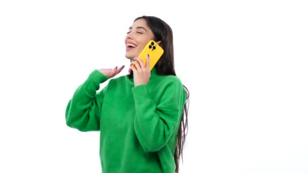 Porträtt Glad Och Leende Vit Kvinna Som Pratar Telefon Och — Stockvideo