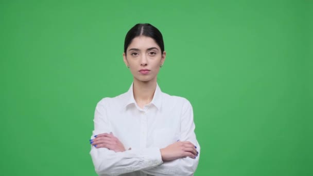 Vážná Žena Kavkazský Podnikatel Portrét Dívá Kameru Zkříženýma Rukama Přes — Stock video