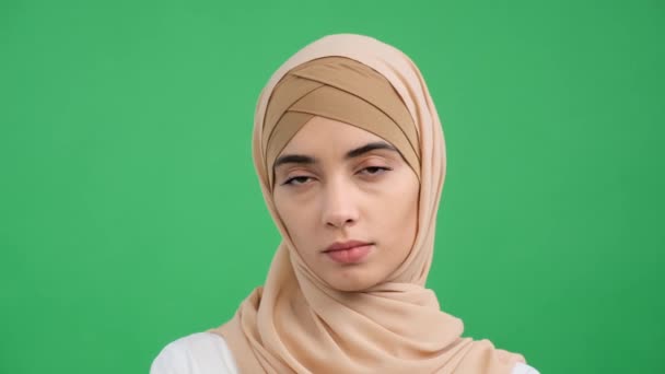 Porträtt Sträng Och Allvarlig Muslimsk Ung Kvinna Hijab Tittar Kameran — Stockvideo
