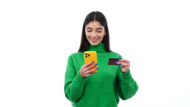 Mulher Caucasiana Positiva Faz Compra Line Usando Telefone Cartão Crédito — Vídeo de Stock