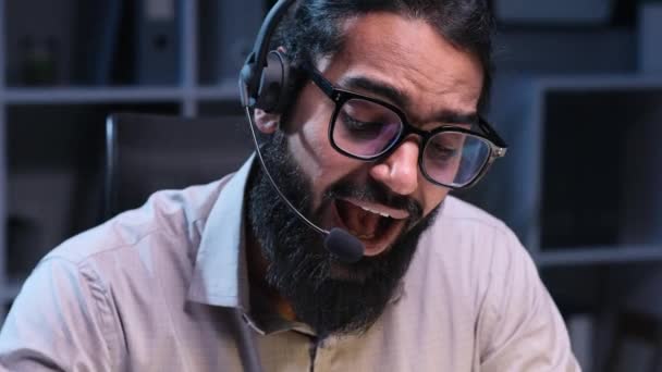 Alegre Agente Consultor Telemarketing Indio Hombre Usando Auriculares Hablando Durante — Vídeos de Stock