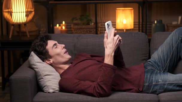 Genç Mutlu Beyaz Adam Telefonda Mesajlaşıyor Online Bir Randevuya Katılıyor — Stok video