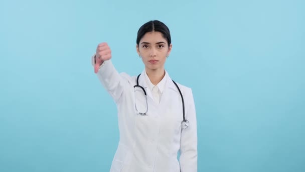 Baş Parmakları Aşağıda Veya Sevmeyen Sert Kadın Doktor Mavi Arka — Stok video