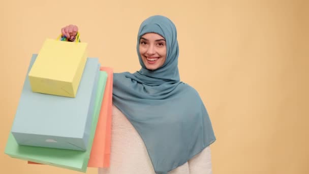 Mulher Muçulmana Hijab Sorri Mostra Sacos Compras Danças Alegrando Com — Vídeo de Stock