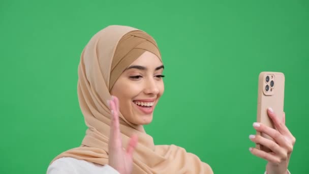 Felice Donna Musulmana Hijab Tradizionale Onde Mano Durante Una Videochiamata — Video Stock
