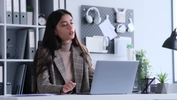 Trabalhadora Escritório Feminina Caucasiana Nervosa Trabalhando Com Laptop Escritório Resultados — Vídeo de Stock