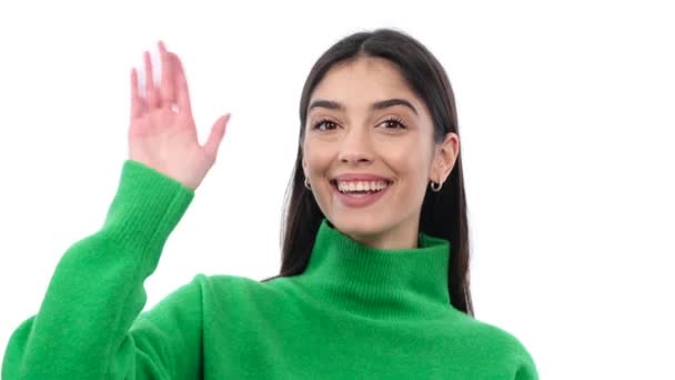 Θετική Και Φιλική Καυκάσια Νεαρή Γυναίκα Χαιρετώντας Κουνώντας Χέρι Στέκεται — Αρχείο Βίντεο