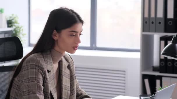 Mosolygó Vidám Kaukázusi Beszél Online Találkozón Miközben Papírmunkával Dolgozik Irodában — Stock videók